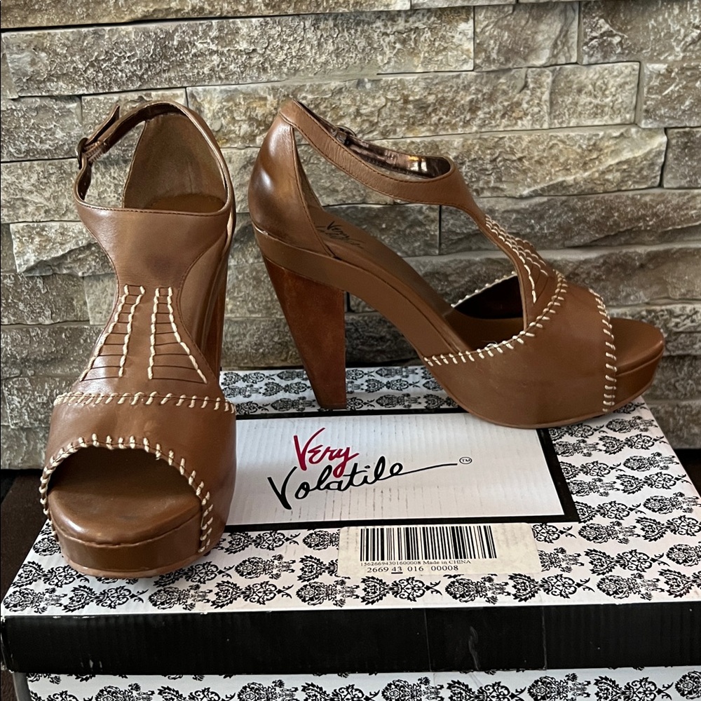 🤎LEATHER Very Volatile brand TAN Sandals w strap